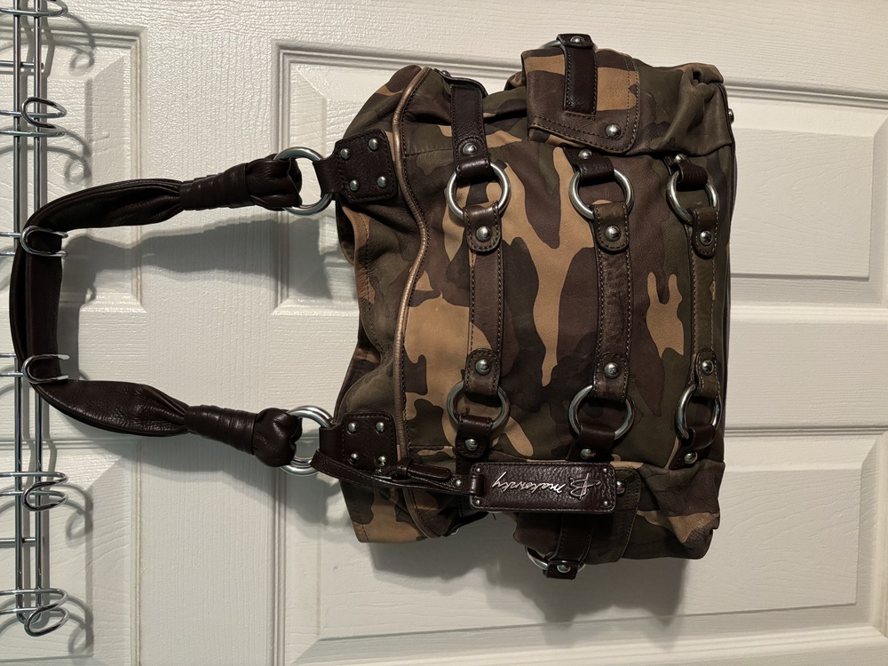 B Makowsky all leather camo purse like new